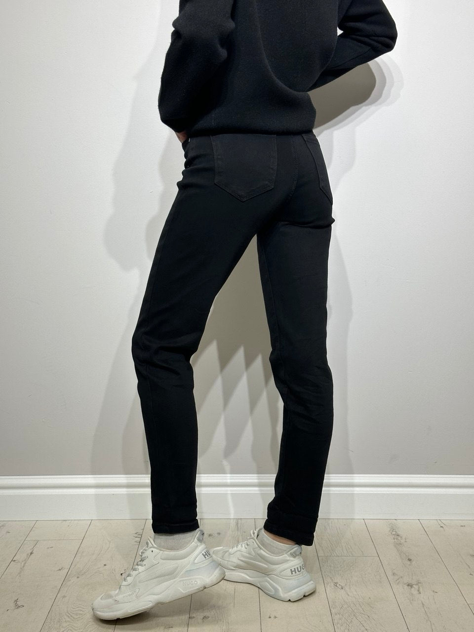 Melni_sieviešu_džinsi_mom_fit