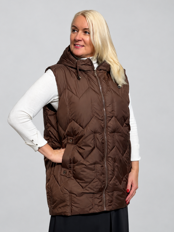 Stepēta pagarināta veste ar kapuci