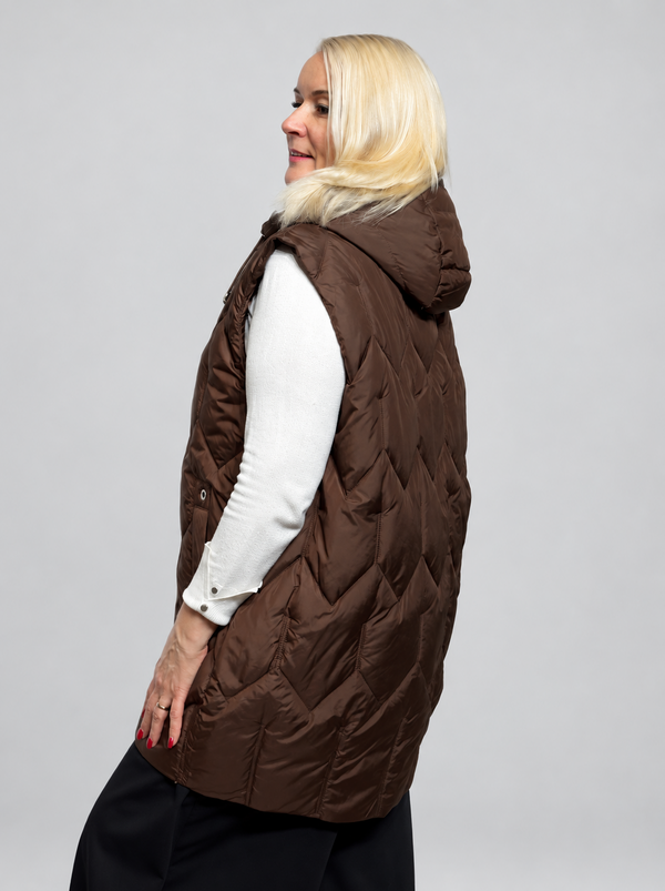 Stepēta pagarināta veste ar kapuci