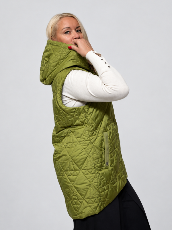 Pagarināta stepēta veste ar kapuci