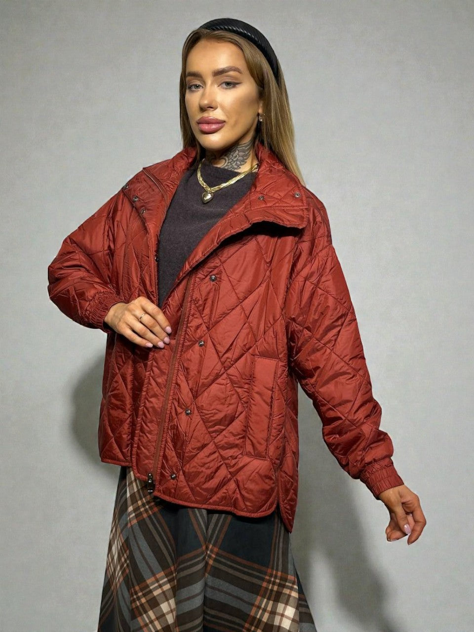 Красная стеганая куртка