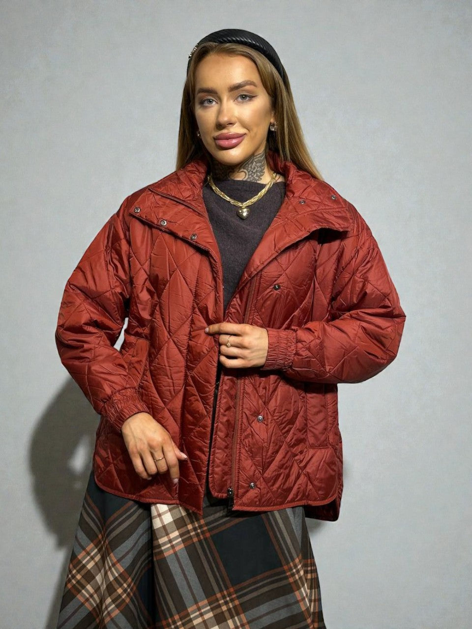 Красная стеганая куртка