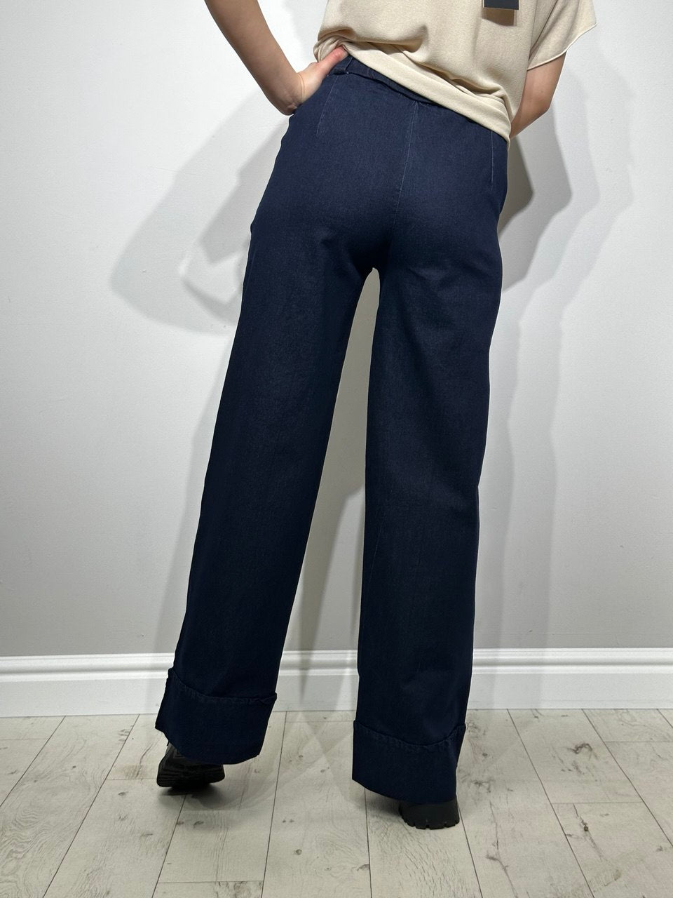 Sieviešu_plati_džīnsi_ar_manžeti