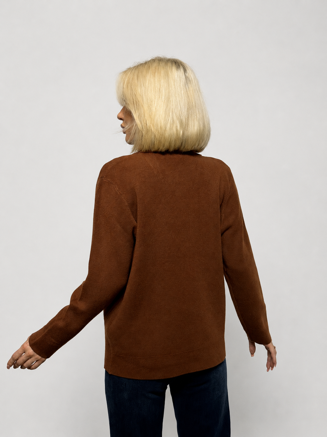 Sieviešu adīta žakete ar pogām