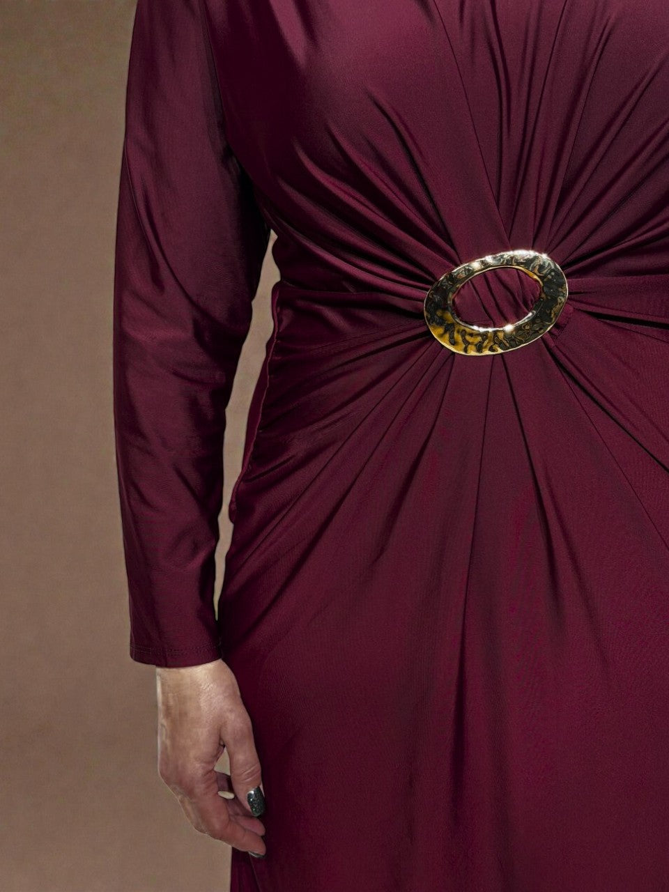 Kleita ar dekoratīvu sprādzi