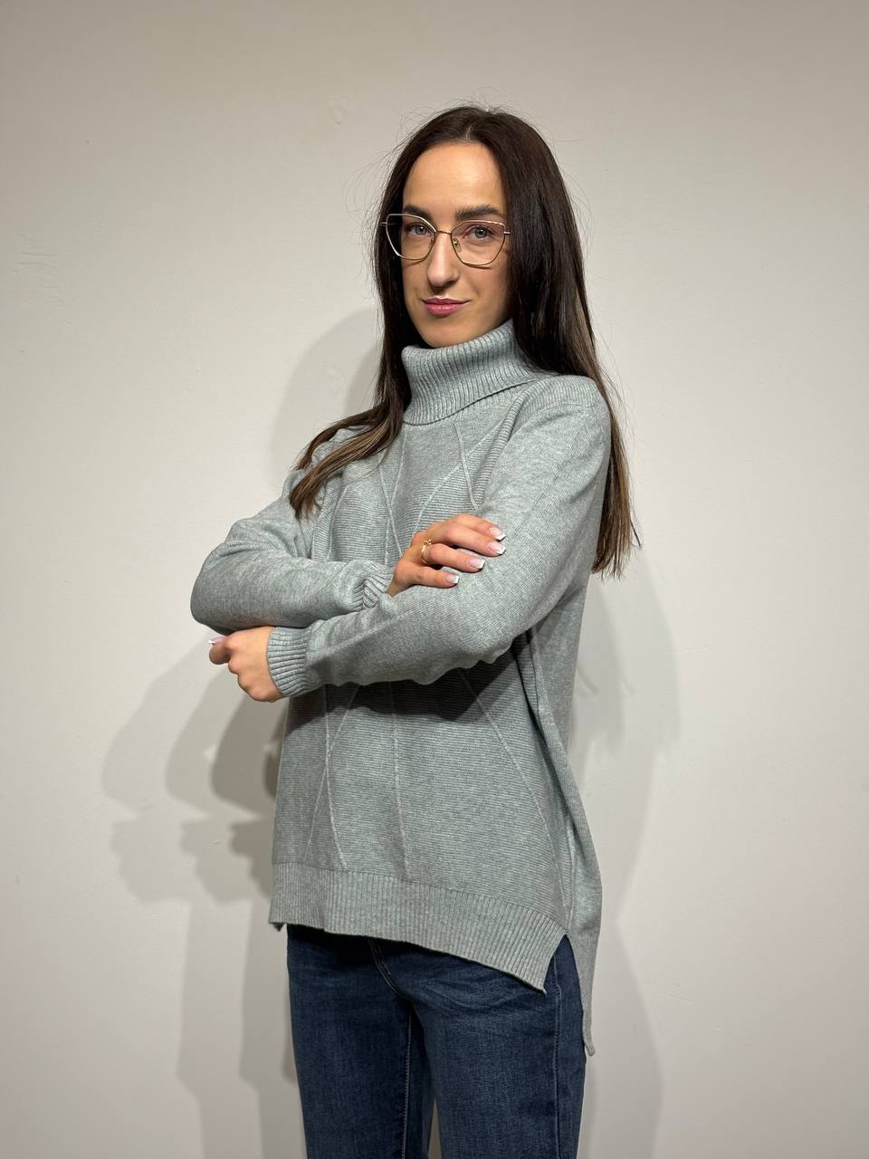 Silts džemperis ar šķēlumiem sānos