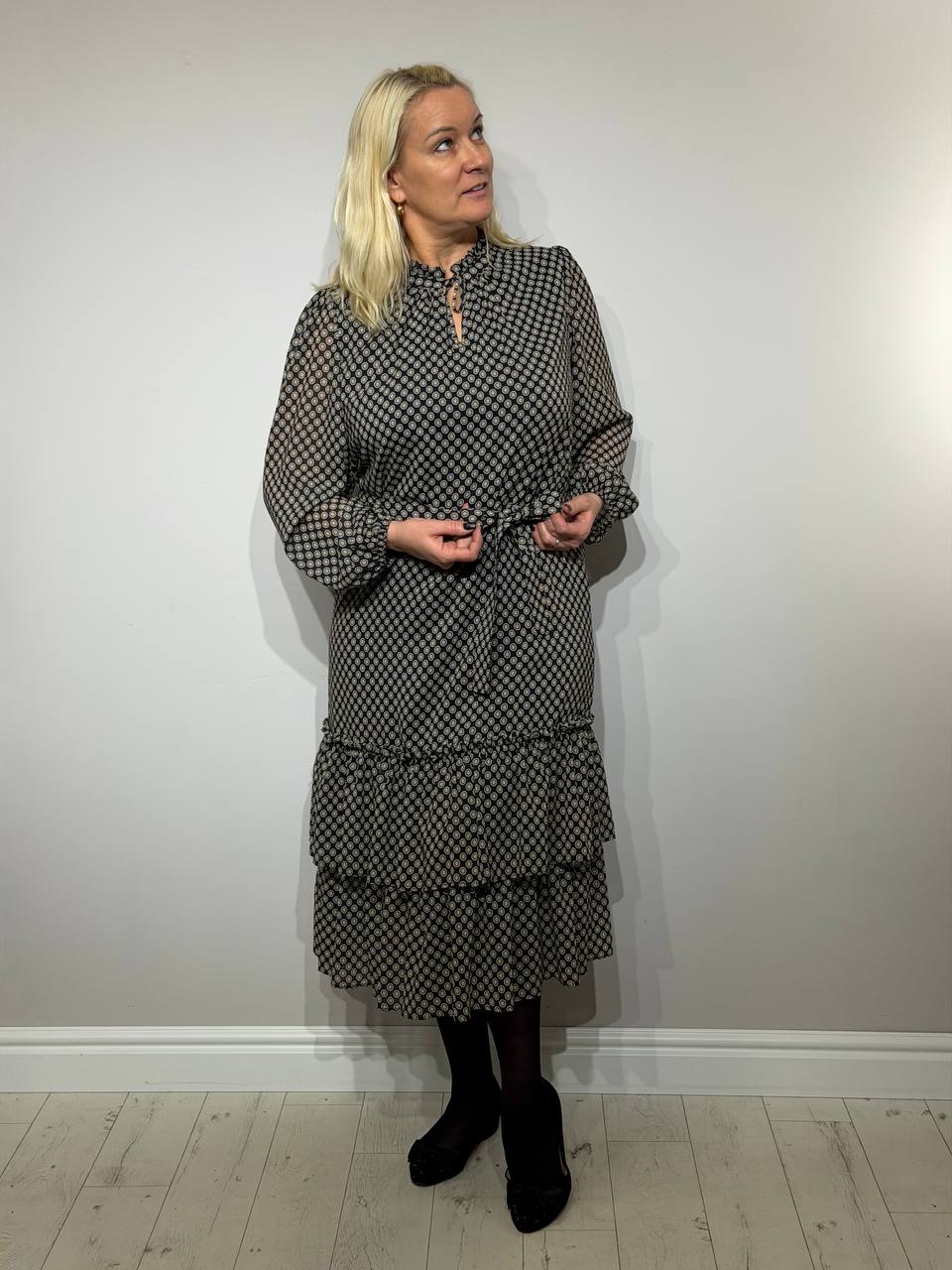 Svinīga taisna gara kleita