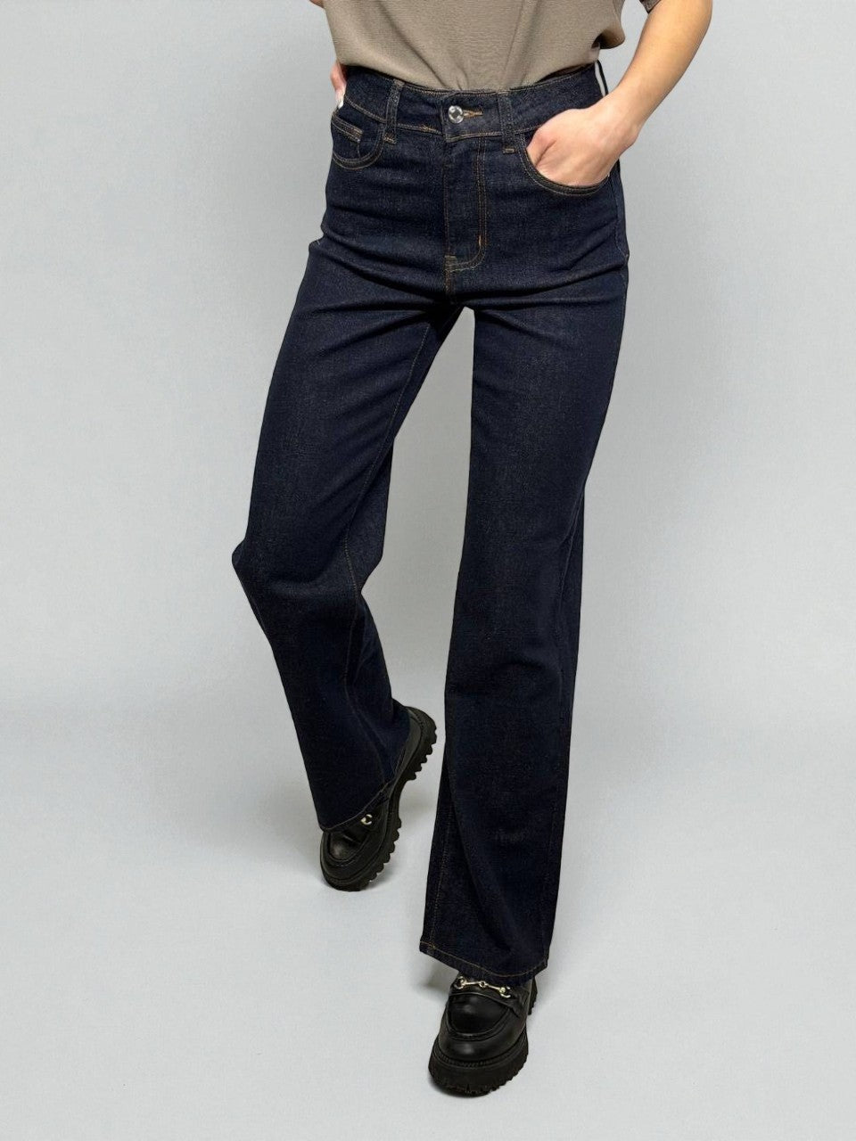 Tumši plataus kirpimo elastingi džinsai