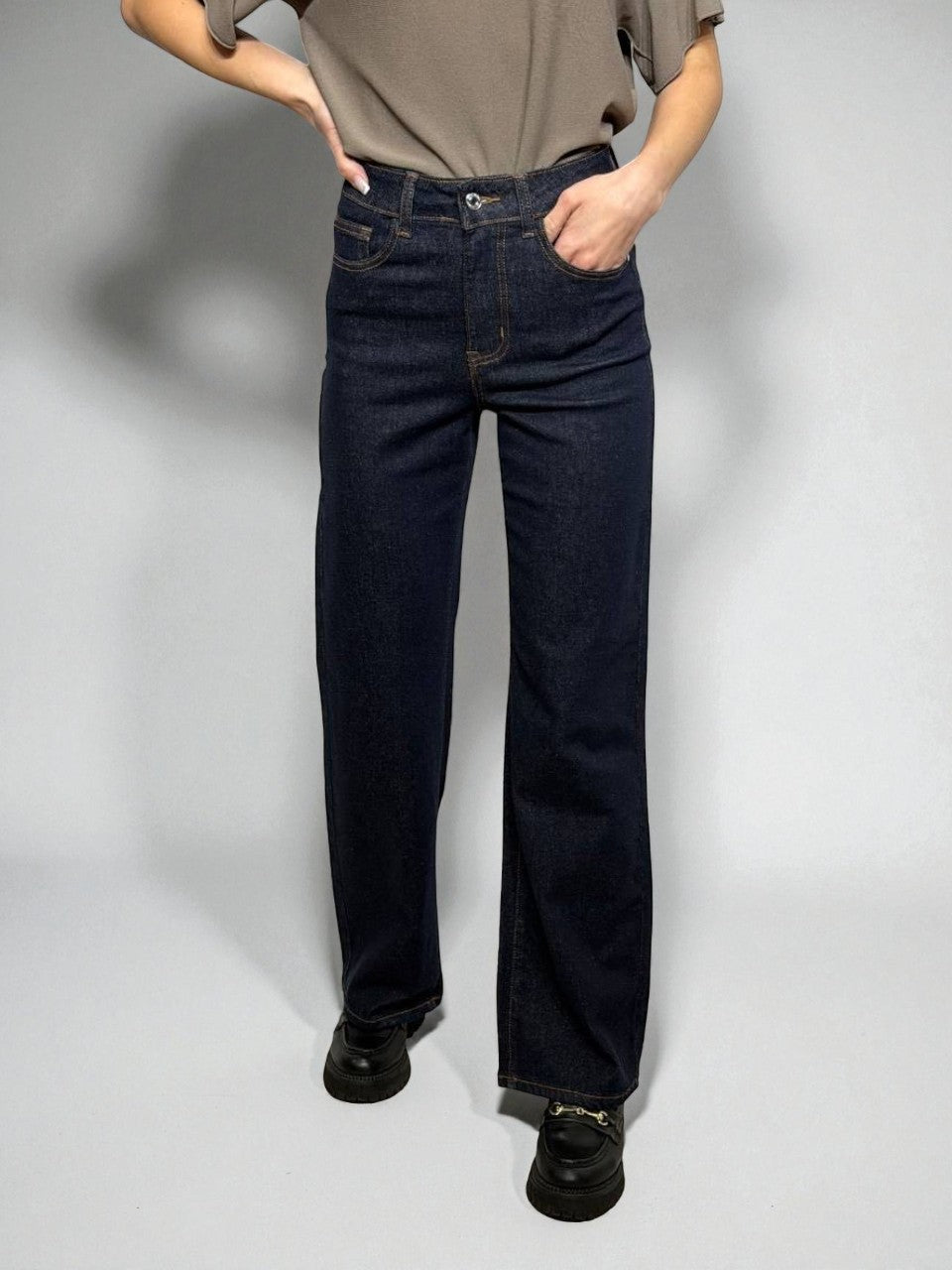 Tumši plataus kirpimo elastingi džinsai