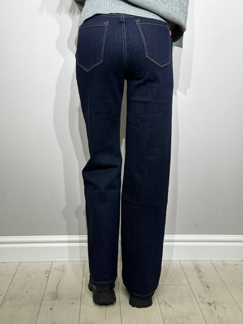 Джинсы темно-синего цвета прямого кроя