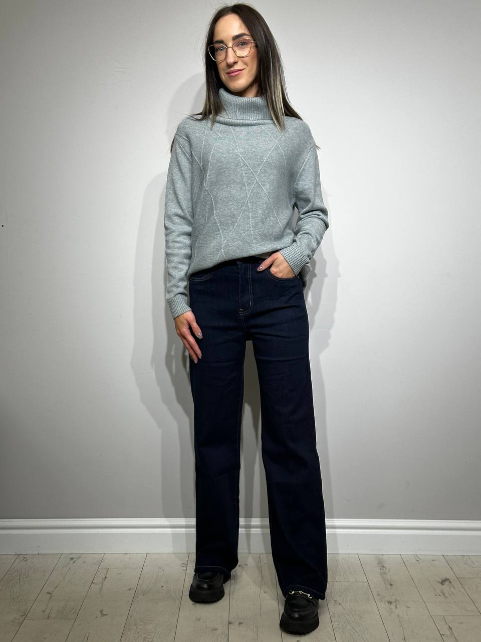 Джинсы темно-синего цвета прямого кроя