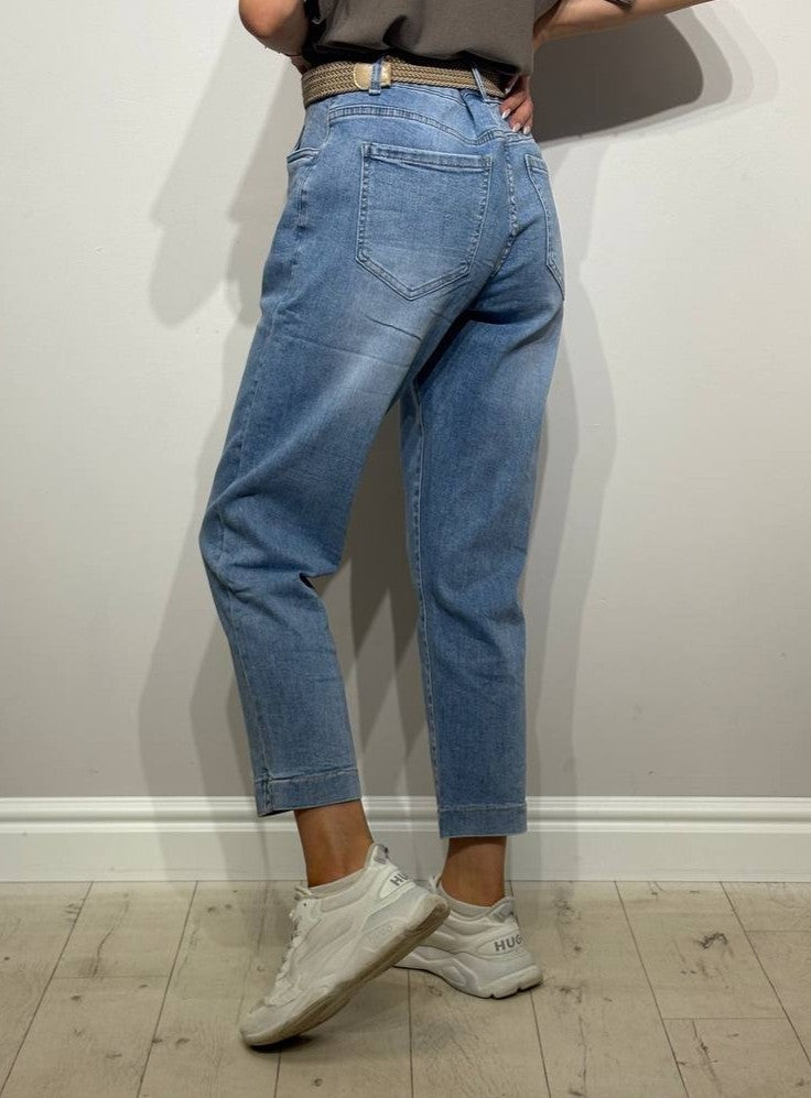 Vasaras īsie džinsi ar šķēlumiem