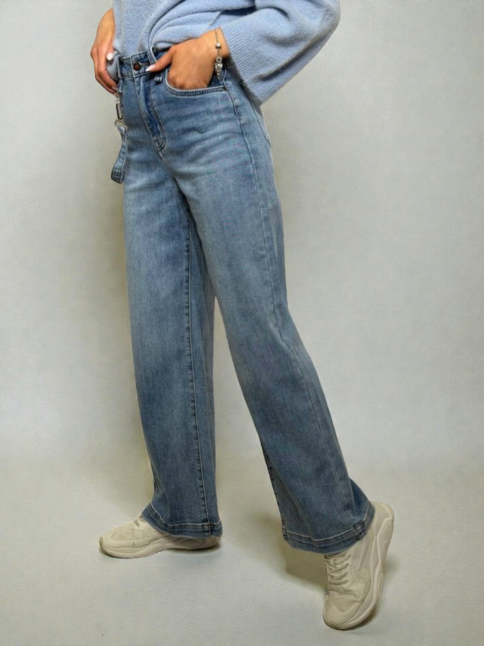 Wide leg džinsi ar dekoratīvu karabīnes lentīti