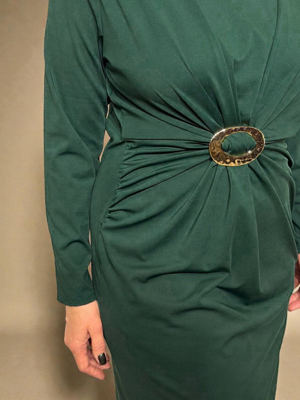 Kleita ar dekoratīvu sprādzi