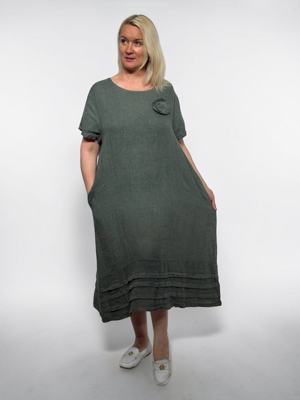 Eleganta lina kleita ar puķi