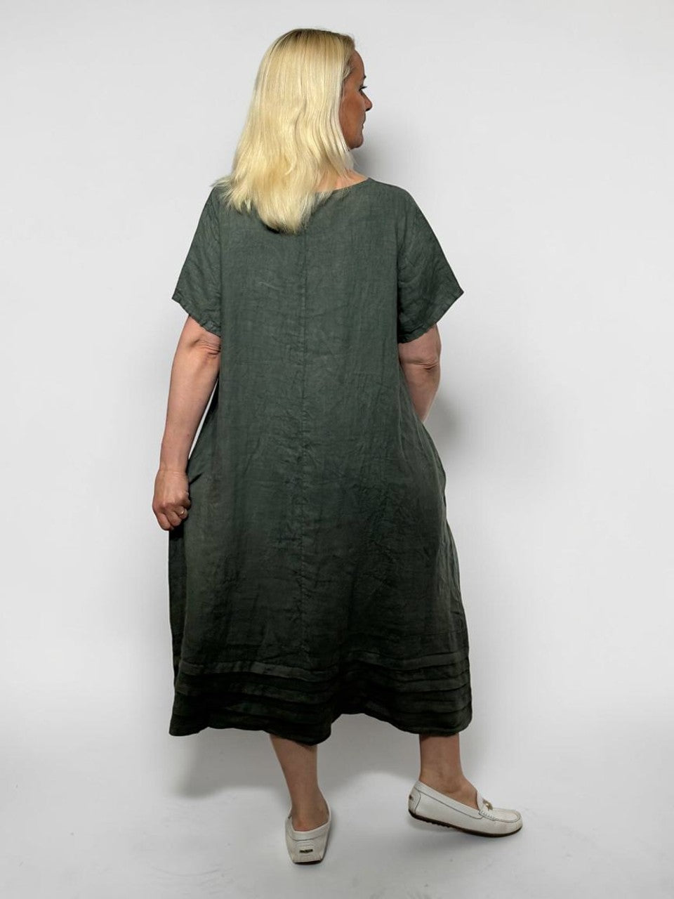 Eleganta lina kleita ar puķi