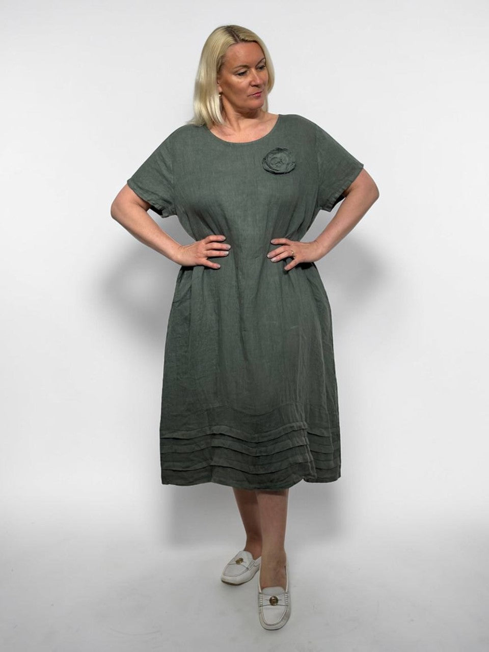 Eleganta lina kleita ar puķi