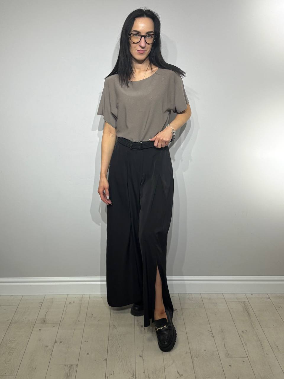 Широкие брюки с разрезом