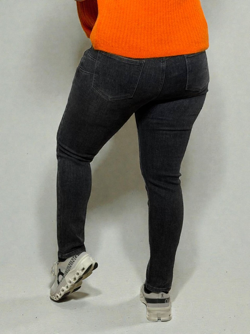 Push-up pieguloši džinsi