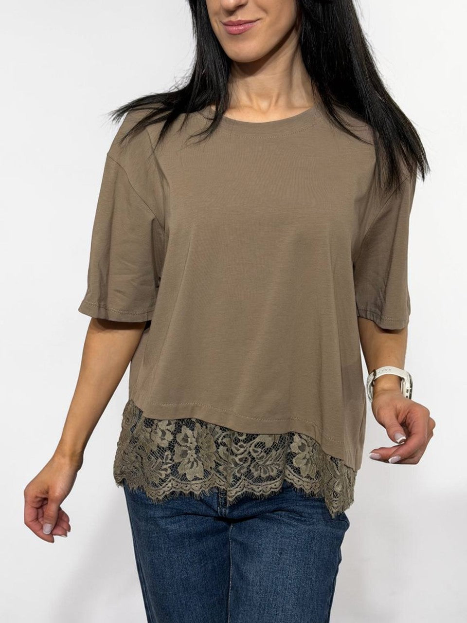 Tops ar mežģīņu apakšmalu