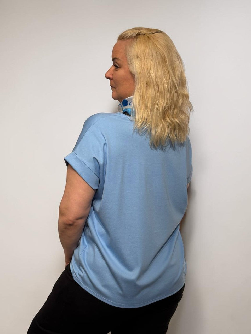 Moderns tops ar lakatiņu