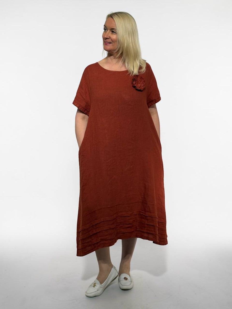 Eleganta lina kleita ar puķi
