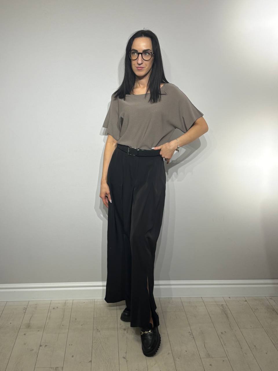 Широкие брюки с разрезом