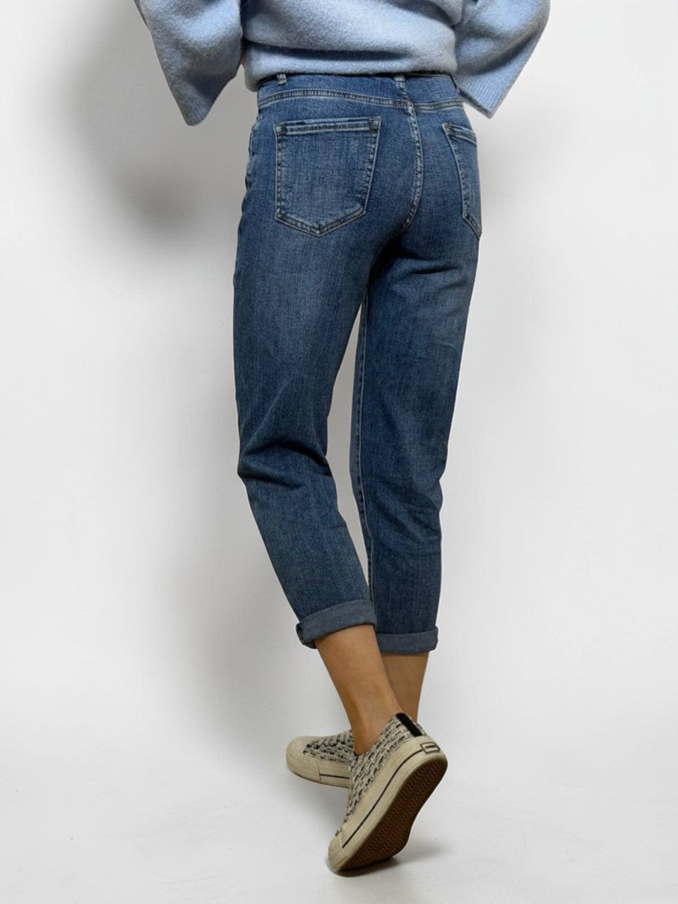 Lühendatud mom-fit teksad