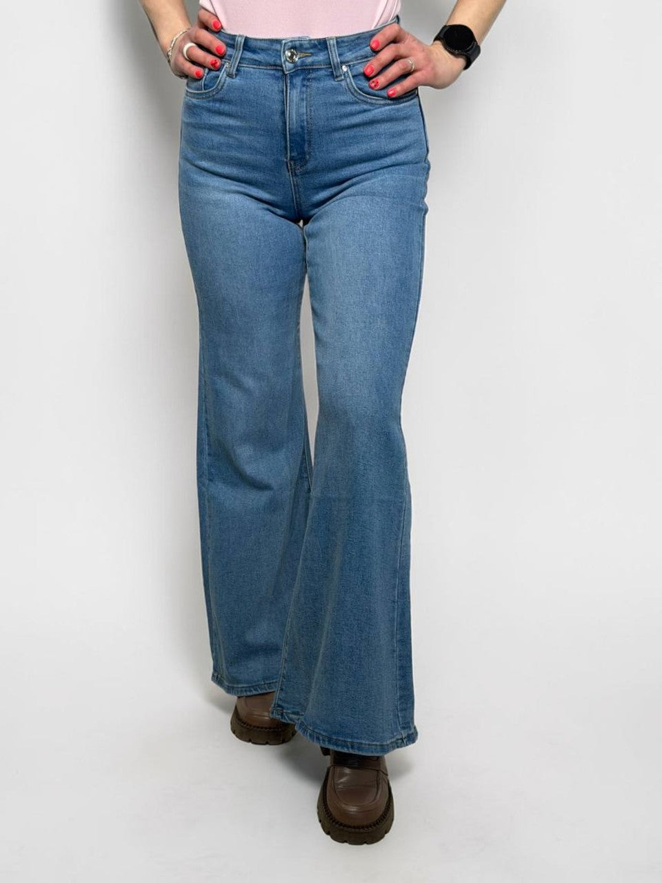 Gaiši džinsi ar paplatinātiem galiem