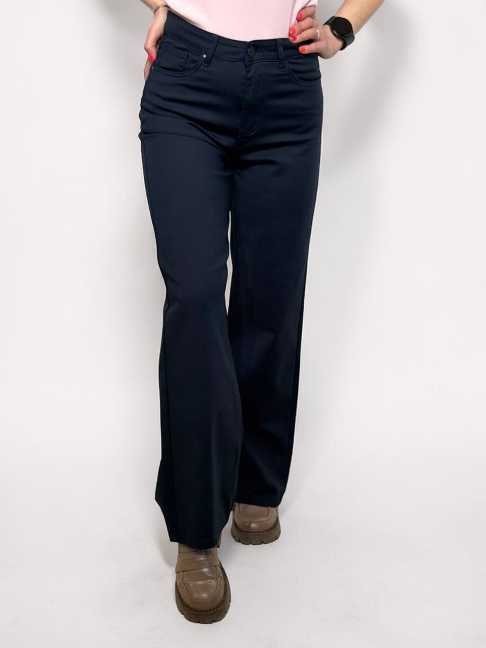 Tamsiai mėlyni platėjančių kojų džinsai moterims