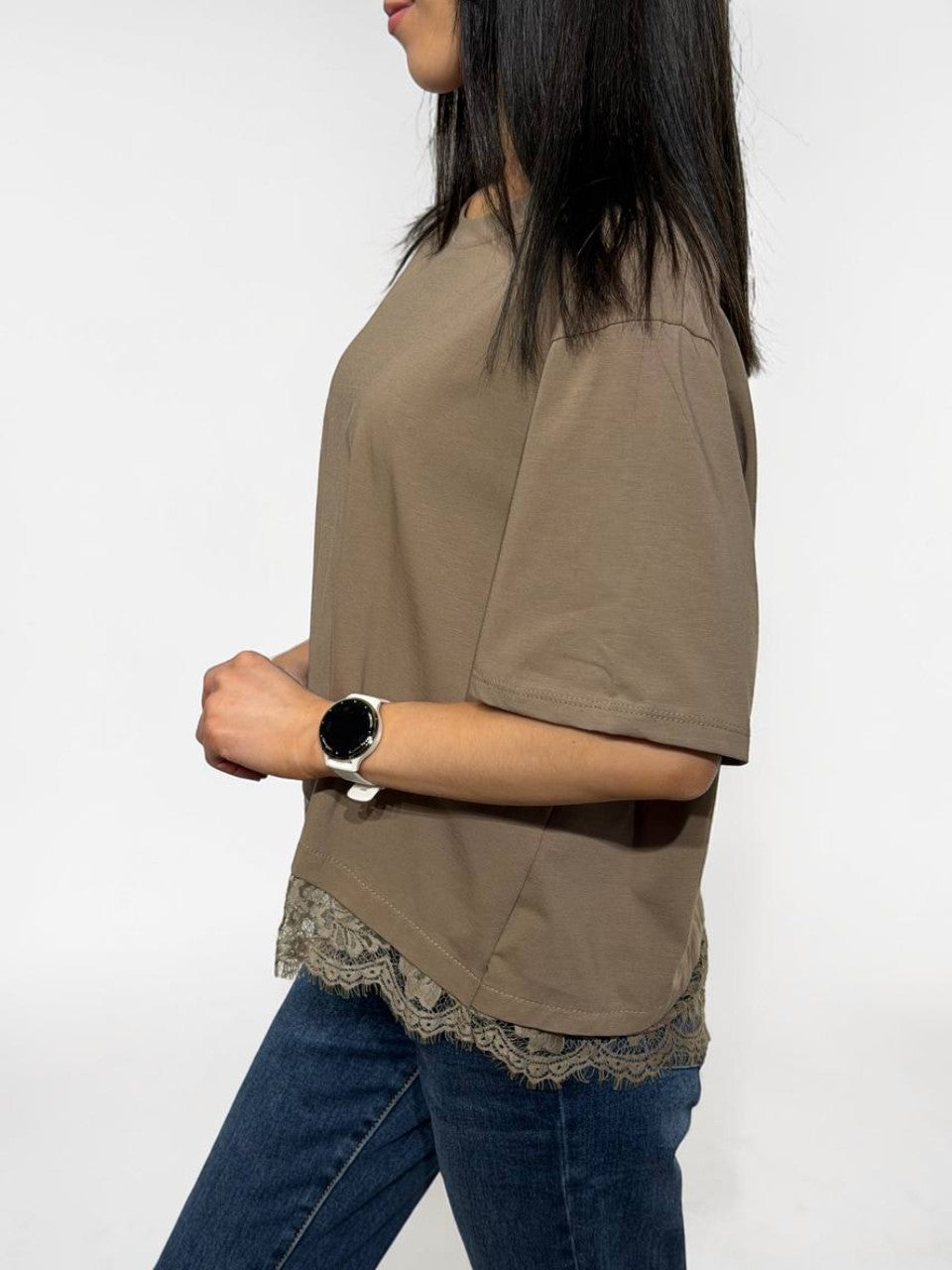 Tops ar mežģīņu apakšmalu