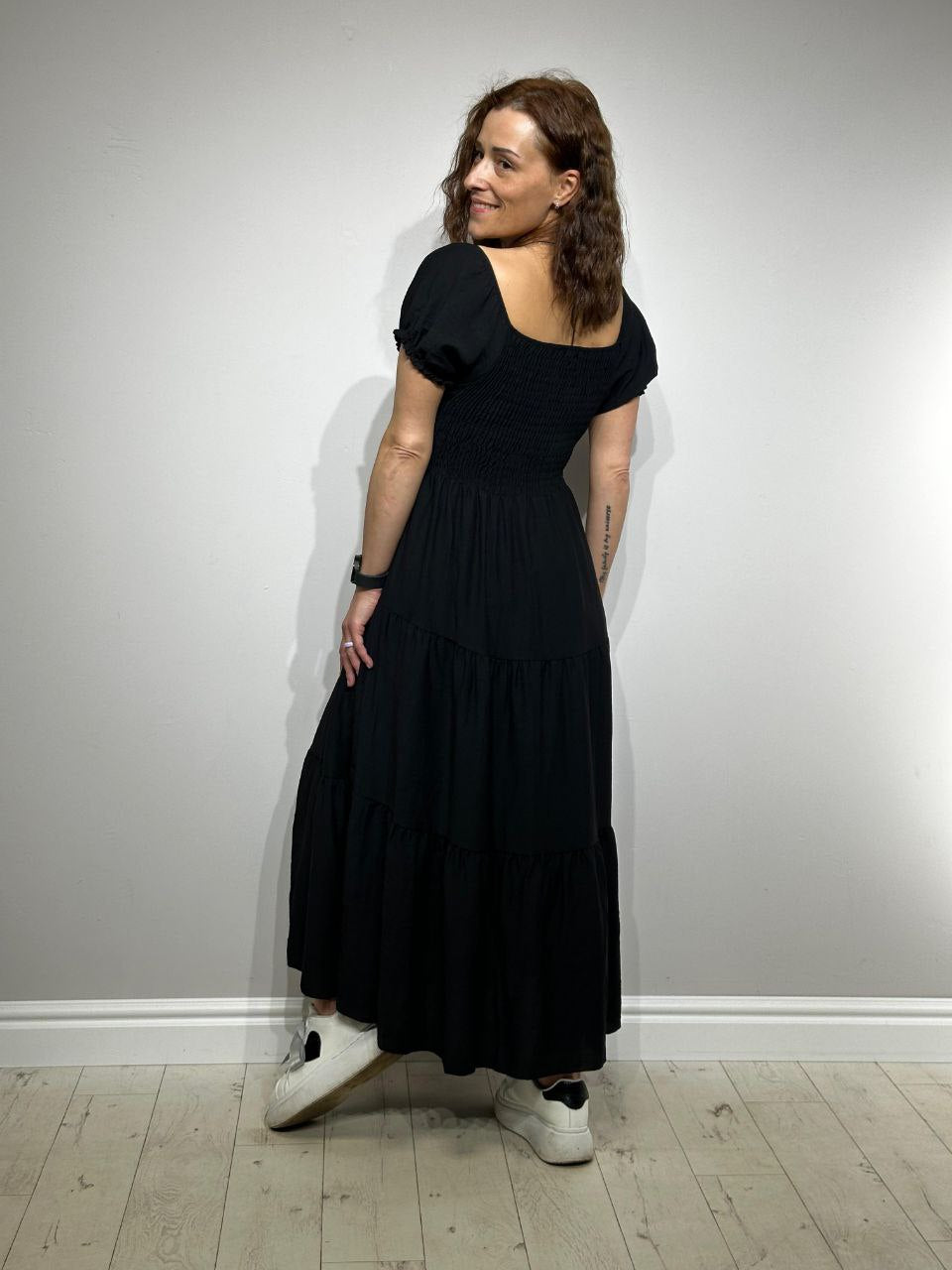 Melna viskozes kleita