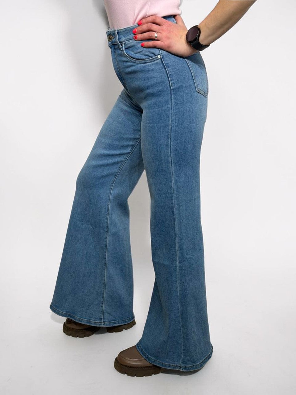 Gaiši džinsi ar paplatinātiem galiem