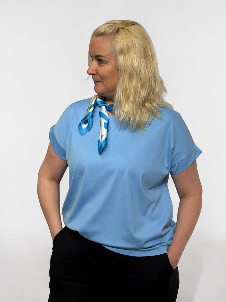 Moderns tops ar lakatiņu