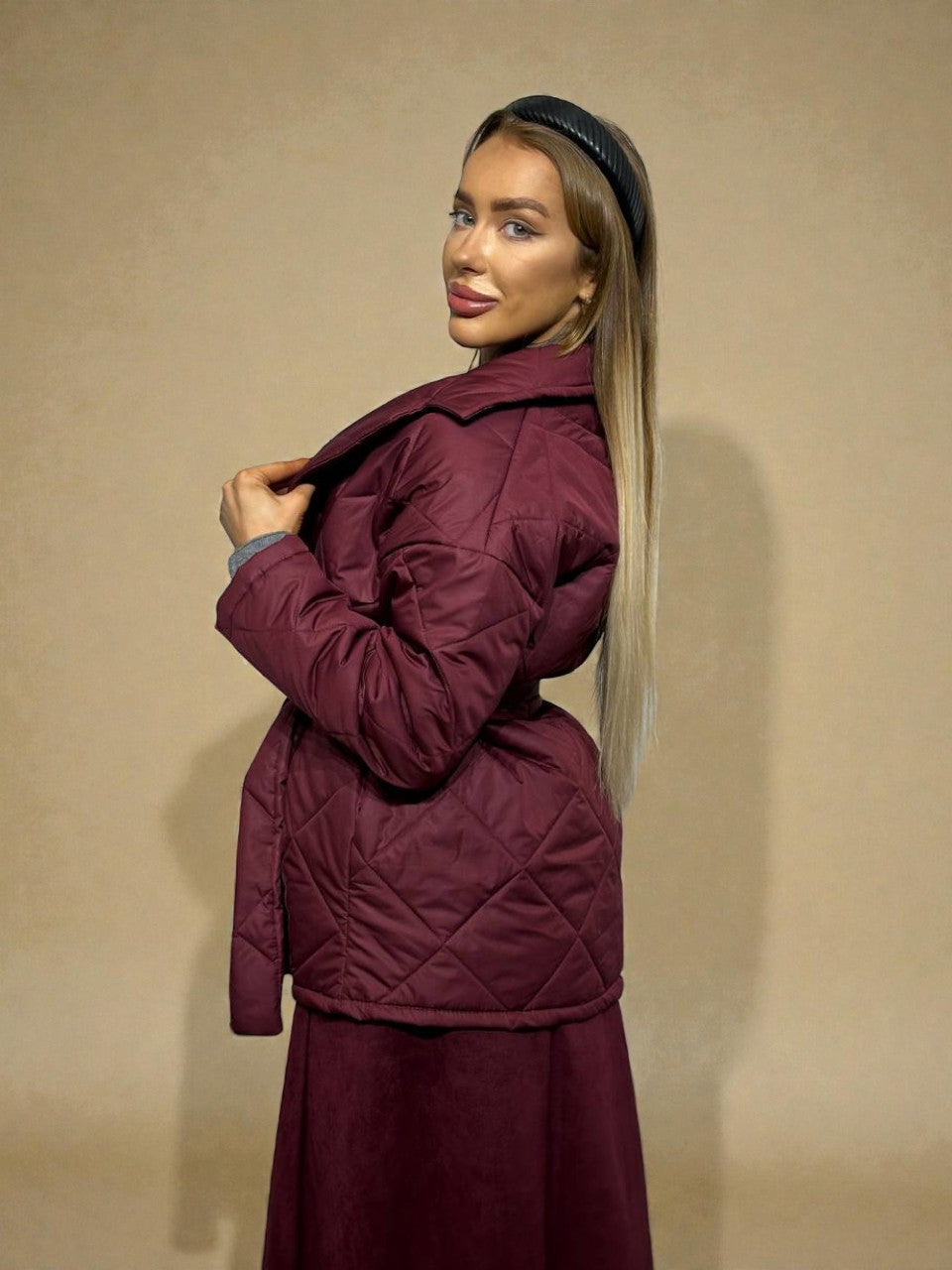 Бордовая куртка с поясом