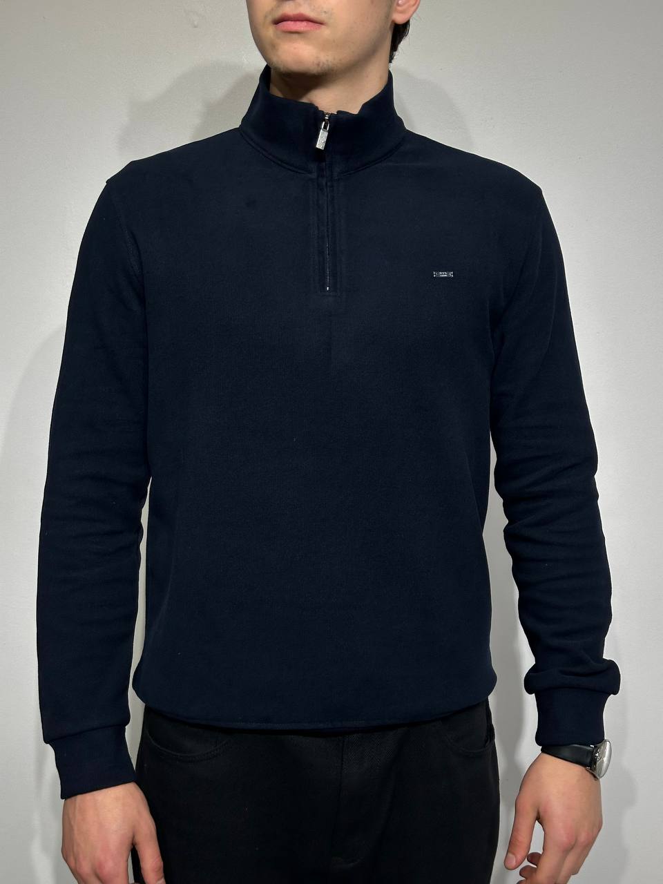 Džemperis su aukštu apykakliu