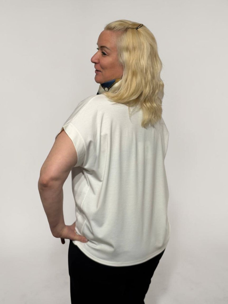 Moderns tops ar lakatiņu