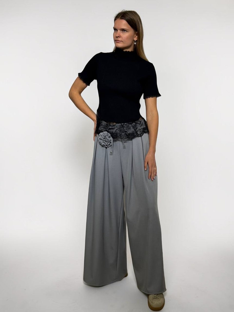 Izsmalcinātas plata piegriezuma bikses