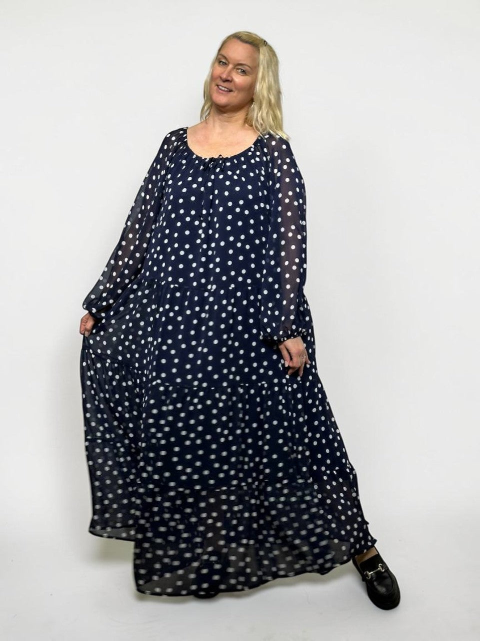 Eleganta kleita ar punktiņu dizainu