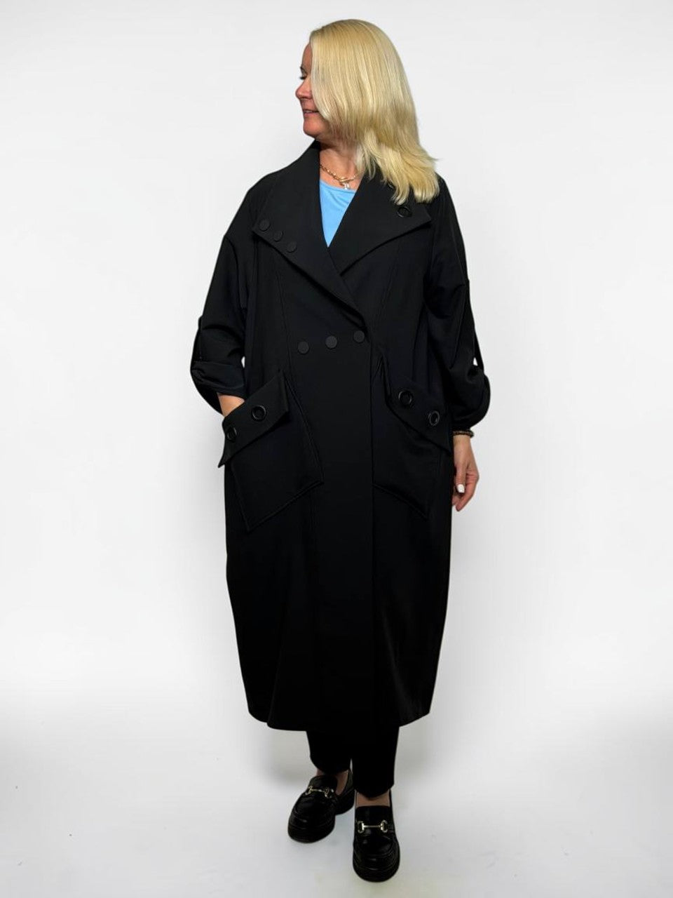 Oversize mētelis ar dekoratīvām detaļām