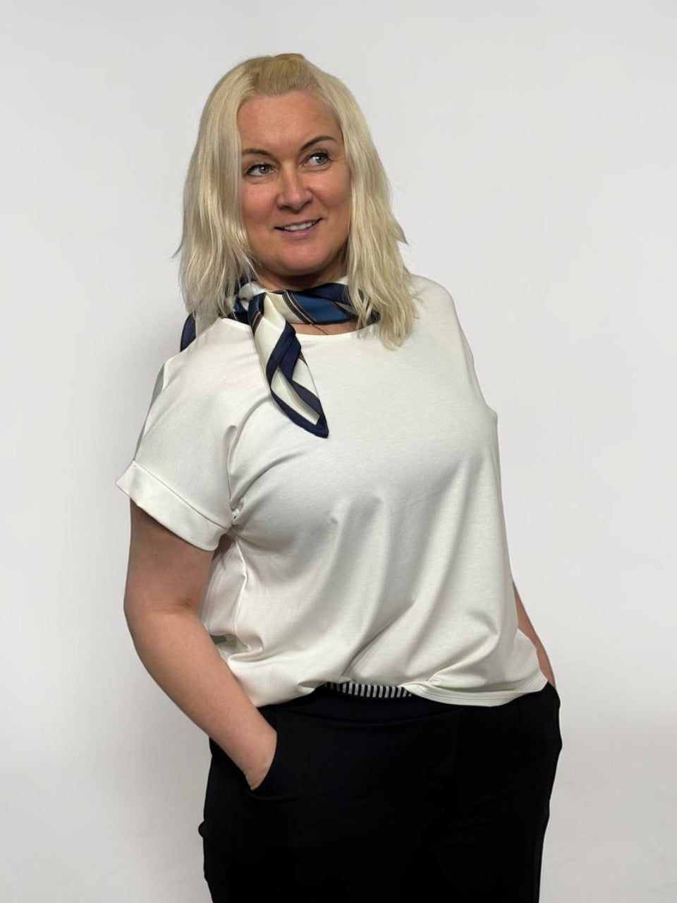 Moderns tops ar lakatiņu