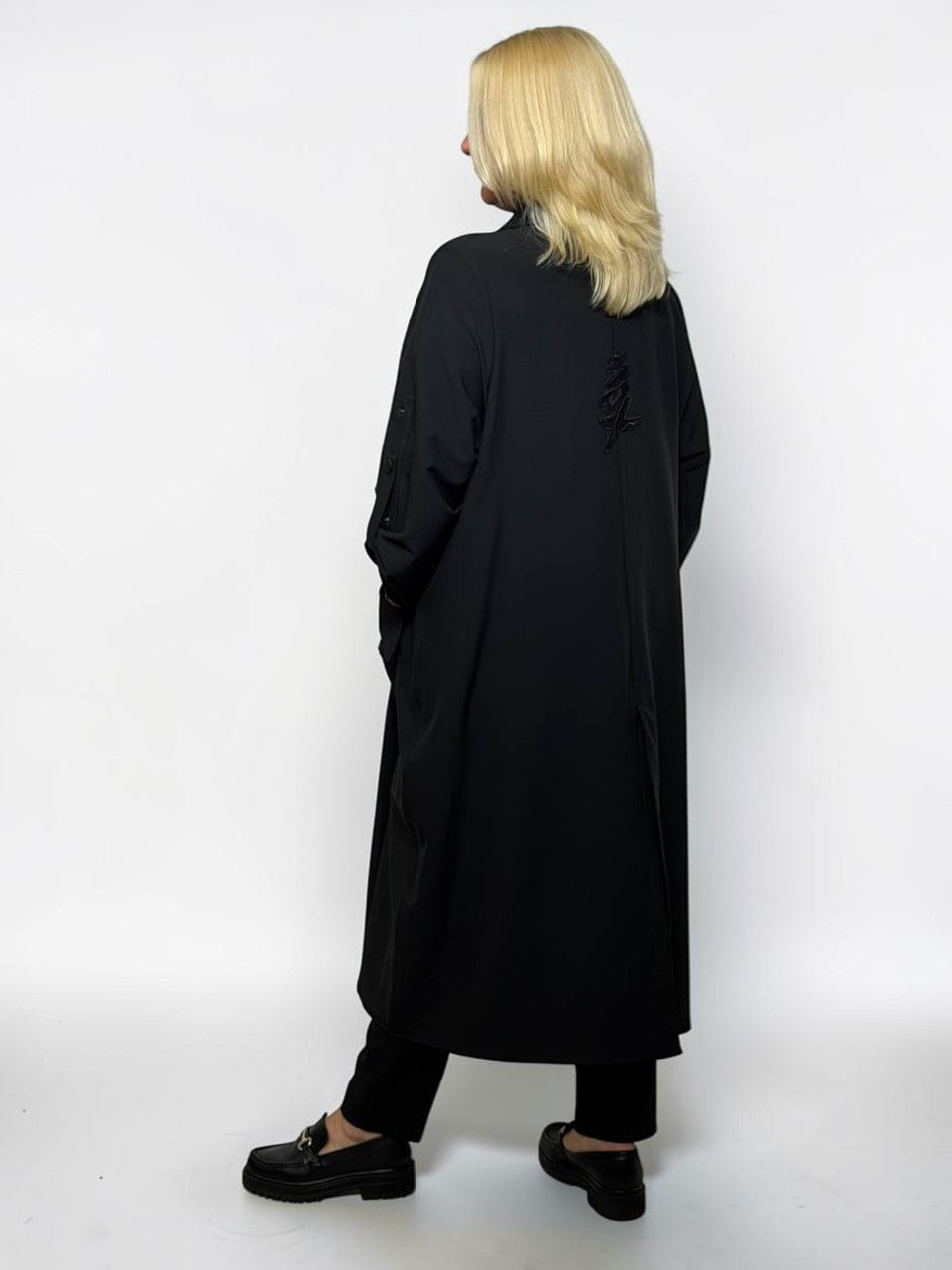 Oversize mētelis ar dekoratīvām detaļām