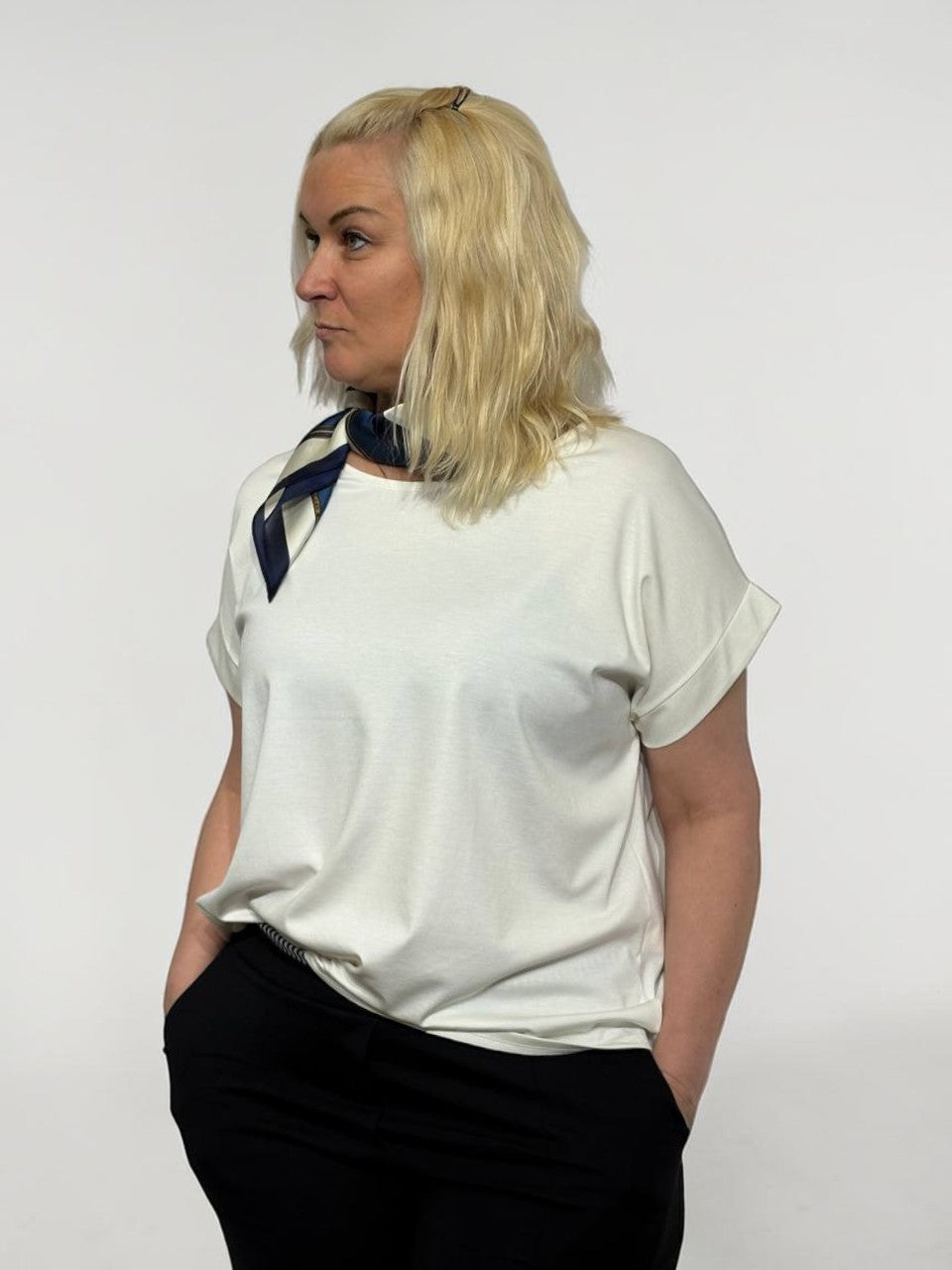 Moderns tops ar lakatiņu