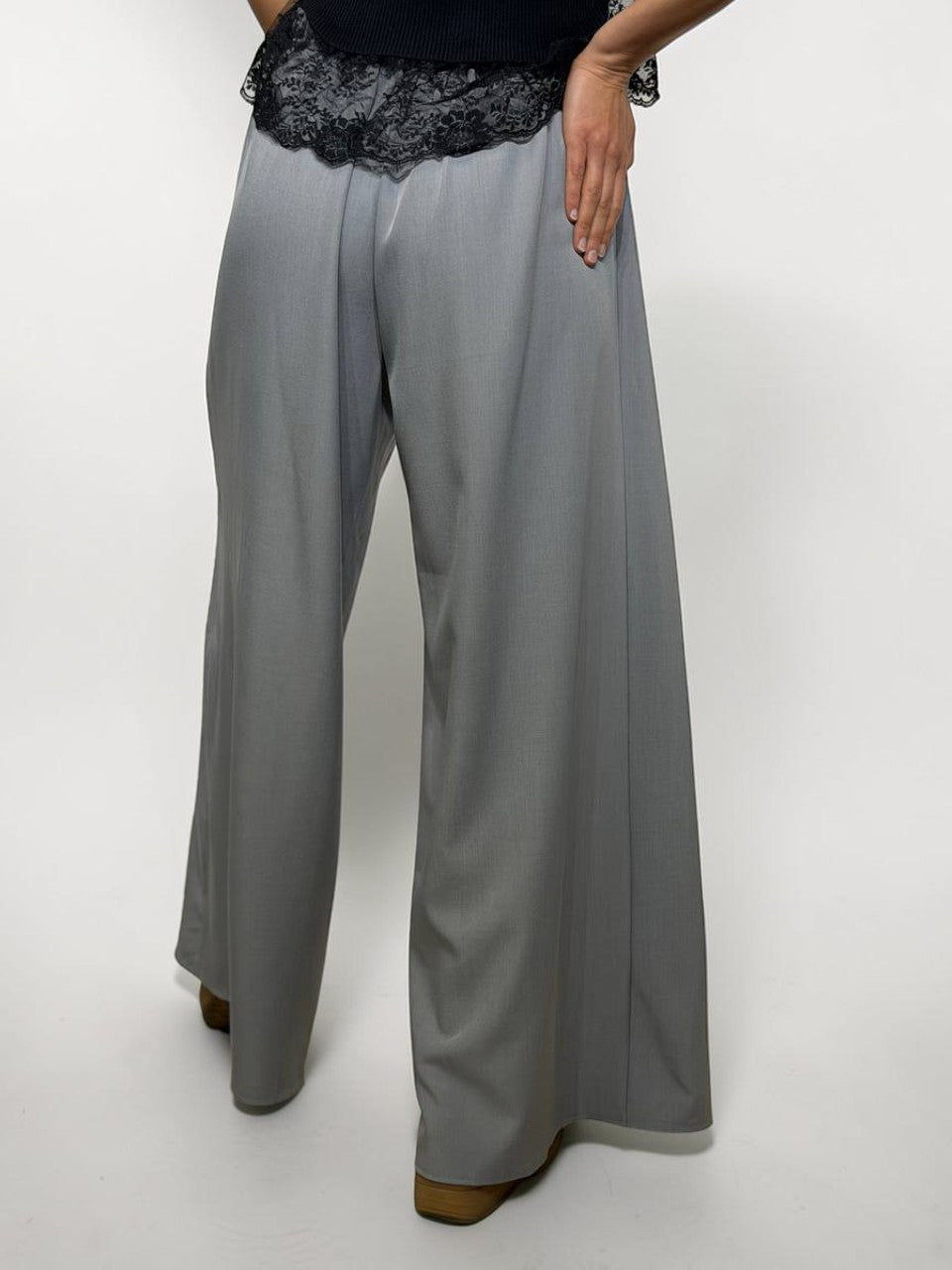 Izsmalcinātas plata piegriezuma bikses