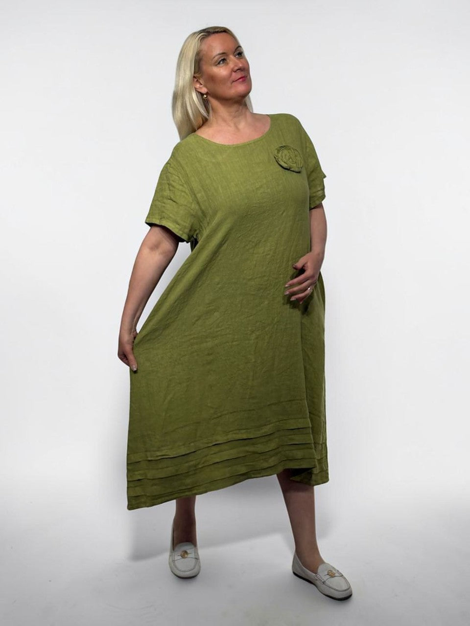 Eleganta lina kleita ar puķi