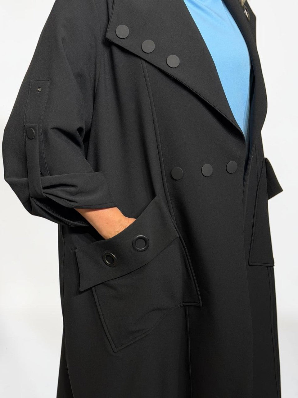 Oversize mētelis ar dekoratīvām detaļām