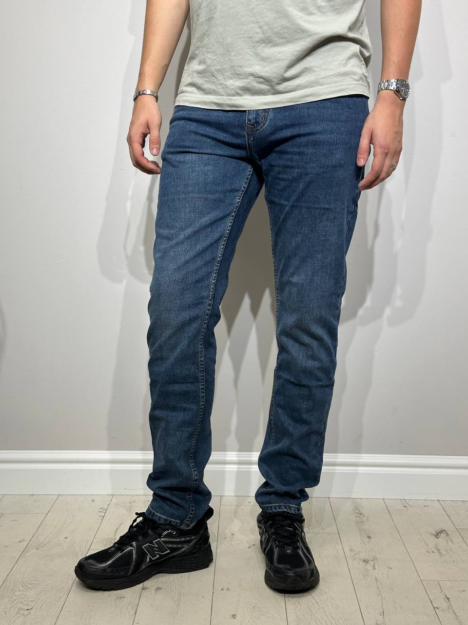 sašaurināti vīriešu džinsi